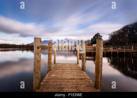 Una lunga esposizione fotografia di Derwentwater in Keswick, Cumbria , nel distretto del lago, il Regno Unito prese all'alba di una mattina di primavera Foto Stock