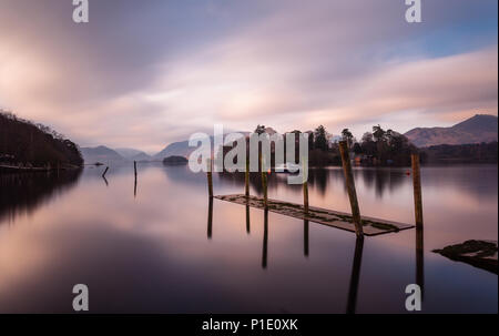 Una lunga esposizione fotografia di Derwentwater in Keswick, Cumbria , nel distretto del lago, il Regno Unito prese all'alba di una mattina di primavera Foto Stock