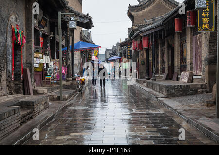 Di PINGYAO, Cina - 21 Maggio 2018: turisti e gente locale nella città antica di Pingyao nella Cina centrale, Asia. Tempo piovoso. Foto Stock