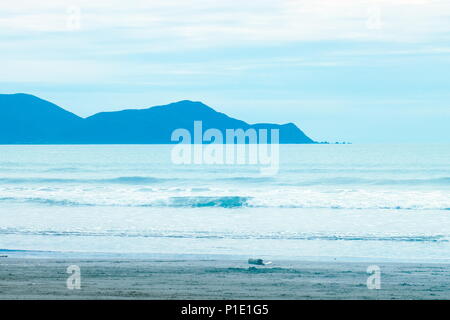 Immagine di panorama di Kapiti Island prese da Waikanae Beach sulla Costa di Kapiti della Nuova Zelanda. Foto Stock