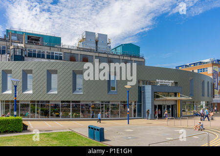 Entrata principale dell'Ospedale dell'Università di Southampton (General Hospital) in Southampton, England, Regno Unito Foto Stock