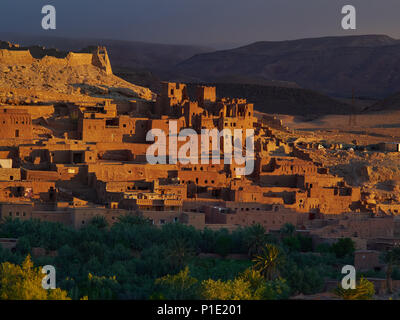 Ait-Ben-Haddu ksar nel sud del Marocco, 29 chilometri a nord ovest di Ouarzazate. Foto Stock