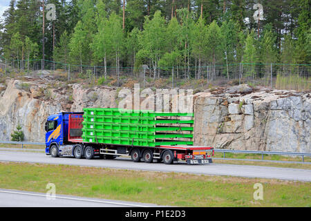 Carico Oversize trasporto di oggetti industriali da blue semi rimorchio sulla superstrada, laterale e vista posteriore, sul giorno di estate in Paimio, Finlandia - 8 giugno 2018. Foto Stock