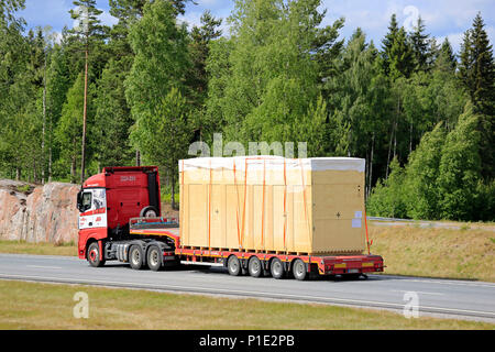 Mercedes-Benz Actros camion di R. Stenvall Oy cale grande contenitore di legno sul rimorchio piatto lungo la superstrada in estate a Salo, Finlandia - 8 giugno 2018. Foto Stock