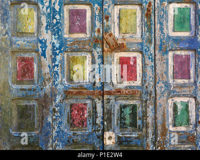 Abstract grunge sfondo con le piazze di giallo, verde, rosso di colore su un vecchio superficie in legno di colore blu. Foto Stock