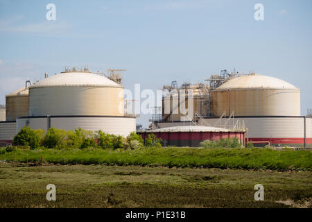 I serbatoi di stoccaggio di GNL sulla isola di grano, Kent, Regno Unito Foto Stock