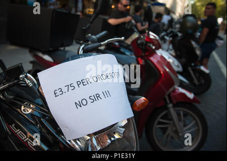 Torrington Place, Londra, 12 agosto 2016. Deliveroo è invischiato in una riga su una nuova struttura di pagare con i suoi corrieri come fino a 100 lavoratori e suppor Foto Stock