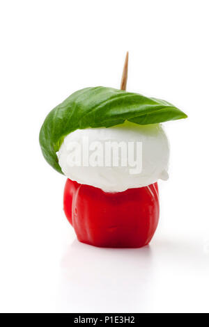 Insalada caprese su spiedini su bianco Foto Stock