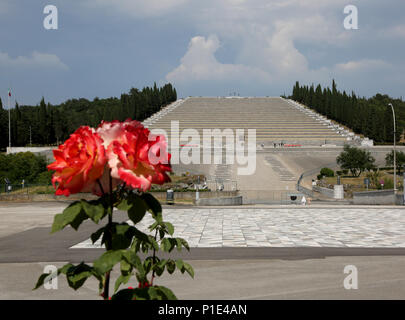 Redipuglia, GO, Italia - Giugno 3, 2017: Rose Rosse e il Redipuglia Memoriale di guerra è una guerra mondiale I ossario militare nella regione Friuli Venezia Giulia di n Foto Stock