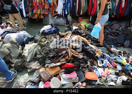 Amsterdam, Paesi Bassi - 23 agosto 2017: Mercato delle Pulci con il mucchio di indumenti usati e scarpe Foto Stock