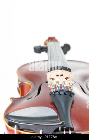 Violino isolato su uno sfondo bianco con profondità di campo ridotta. Strumento musicale. Il concetto di musica Foto Stock