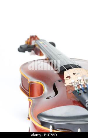 Violino isolato su uno sfondo bianco con profondità di campo ridotta. Strumento musicale. Il concetto di musica Foto Stock