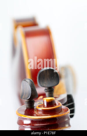 Violino isolato su uno sfondo bianco con profondità di campo ridotta. Strumento musicale. Il concetto di musica Foto Stock