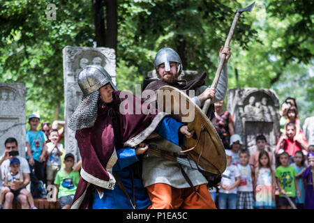 Nis, Serbia - Giugno 10, 2018: due knight combattimenti durante il Medioevo festival di natura pubblica e guardare. Battaglia medievale di concetto Foto Stock