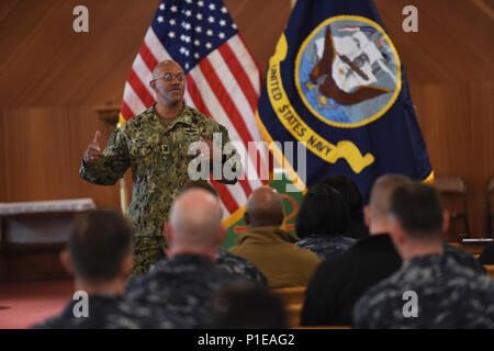 161011-F-LG216-004 STUTTGART, Germania (ott. 11, 2016) Master Chief Petty Officer Raymond Kemp, U.S. Forze Navali della Europa-africa arruolati Senior leader, parla ai velisti assegnati negli Stati Uniti. Comando europeo durante un tutte le mani con la chiamata. Kemp fornito informazioni aggiornate per quanto riguarda la classificazione arruolato il programma di modernizzazione, ha risposto alle domande e fornire orientamenti in merito al servizio di anticipo. La Marina ha recentemente annunciato il programma che converte i nomi di rating e le loro abbreviazioni di codici alfanumerici noti come Marina specialità professionali. (U.S. Comando europeo foto di Master Sgt. Chuck La Foto Stock