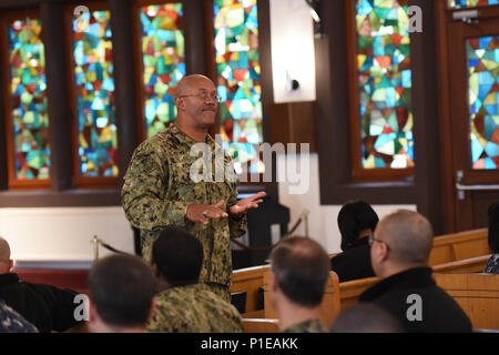 161011-F-LG216-001 STUTTGART, Germania (ott. 11, 2016) Master Chief Petty Officer Raymond Kemp, U.S. Forze Navali della Europa-africa arruolati Senior leader, parla ai velisti assegnati negli Stati Uniti. Comando europeo durante una chiamata All-Hands. Kemp fornito informazioni aggiornate per quanto riguarda la classificazione arruolato il programma di modernizzazione, ha risposto alle domande e fornire orientamenti in merito al servizio di anticipo. La Marina ha recentemente annunciato il programma che converte i nomi di rating e le loro abbreviazioni di codici alfanumerici noti come Marina specialità professionali. (U.S. Comando europeo foto di Master Sgt. Chuck La Foto Stock