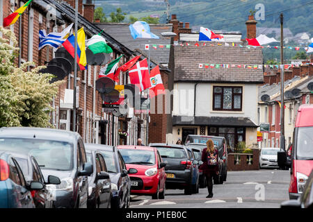 Iris nella parte occidentale di Belfast sono stati residenti hanno ottenuto in Coppa del Mondo febbre e hanno creato un concorso a premi per raccogliere fondi per una festa di strada il giorno della finale della Coppa del mondo. Foto Stock