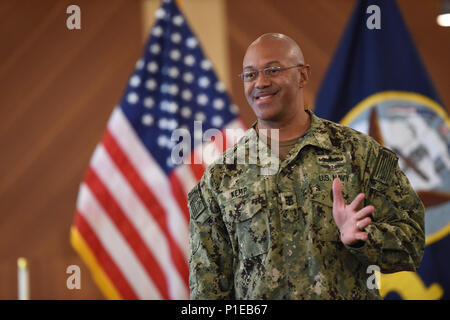 Stoccarda, Germania - Master Chief Petty Officer Raymond Kemp, U.S. Forze Navali della Europa-africa arruolati Senior leader, parla ai velisti assegnati negli Stati Uniti. Comando europeo durante una chiamata All-Hands ott. 11, 2016. Kemp fornito informazioni aggiornate per quanto riguarda la classificazione arruolato il programma di modernizzazione, ha risposto alle domande e fornire orientamenti in merito al servizio di anticipo. La Marina ha recentemente annunciato il programma che converte i nomi di rating e le loro abbreviazioni di codici alfanumerici noti come Marina specialità professionali. (U.S. Comando europeo foto di Master Sgt. Chuck Larkin Suor) Foto Stock