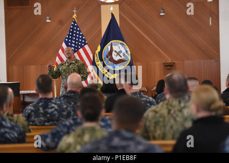 Stoccarda, Germania - Master Chief Petty Officer Raymond Kemp, U.S. Forze Navali della Europa-africa arruolati Senior leader, parla ai velisti assegnati negli Stati Uniti. Comando europeo durante una chiamata All-Hands ott. 11, 2016. Kemp fornito informazioni aggiornate per quanto riguarda la classificazione arruolato il programma di modernizzazione, ha risposto alle domande e fornire orientamenti in merito al servizio di anticipo. La Marina ha recentemente annunciato il programma che converte i nomi di rating e le loro abbreviazioni di codici alfanumerici noti come Marina specialità professionali. (U.S. Comando europeo foto di Master Sgt. Chuck Larkin Suor) Foto Stock