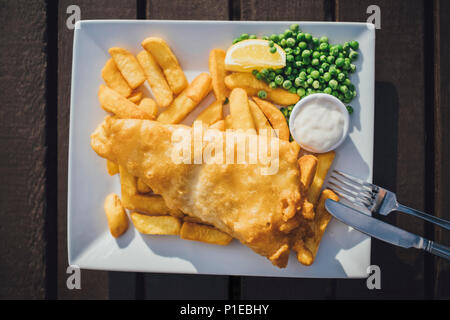 Pesce e patatine, tipico pranzo britannica, ristorante sulla spiaggia a Brighton, Inghilterra Foto Stock