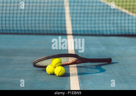 Elevato angolo di close-up di tre palle da tennis su un rack professionale Foto Stock