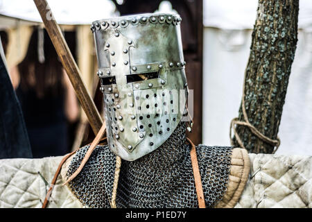 Medieval vecchio cavaliere casco e mail a catena per la protezione in battaglia. Molto pesante copricapo su supporto in natura. Medioevo armor concept Foto Stock