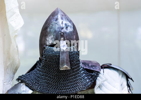 Medieval vecchio cavaliere casco e mail a catena per la protezione in battaglia. Molto pesante copricapo sul supporto. Medioevo armor concept Foto Stock