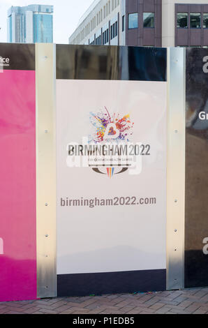 Poster grande promozione di Birmingham che ospita il 2022 Giochi del Commonwealth attaccata al recinto attorno a grandi progetti di costruzione Foto Stock