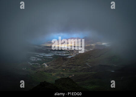 Guardando attraverso le nuvole su Aldea de San Nicolas De Tolentino, Gran Canaria Isole Canarie Spagna Foto Stock