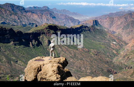 L'uomo guarda da Roque Nublo oltre il paese di montagna di Gran Canaria Gran Canaria Isole Canarie Spagna Foto Stock