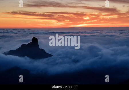 Roque Bentayga sopra le nuvole al tramonto, Gran Canaria Isole Canarie Spagna Foto Stock