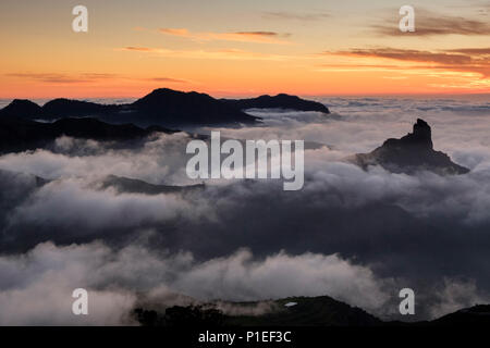 Roque Bentayga sopra le nuvole al tramonto, Gran Canaria Isole Canarie Spagna Foto Stock