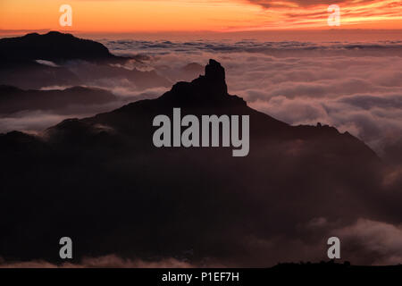 Roque Bentayga sopra le nuvole al tramonto, Gran Canaria Isole Canarie Spagna Foto Stock