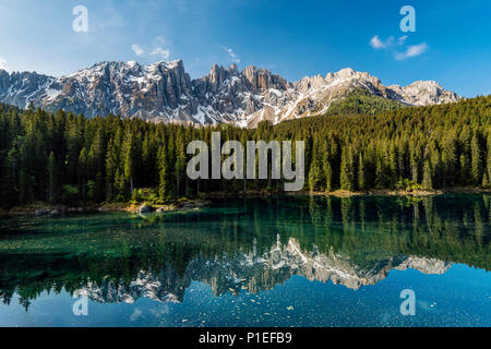 Il Lago di Carezza o Karersee lago con Latemar gruppo di montagna alle spalle, Nova Levante - Welschnofen, Trentino Alto Adige - Alto Adige, Italia Foto Stock