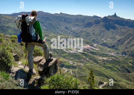 Escursionista guarda Tejeda e Roque Nublo, Gran Canaria Isole Canarie Spagna Foto Stock