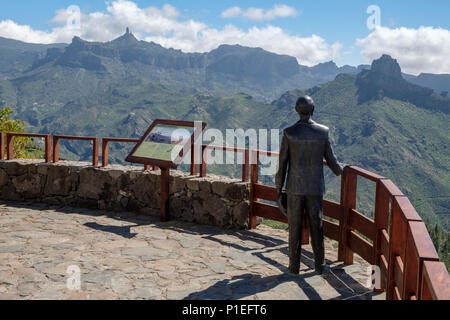 La statua dello scrittore e filosofo Miguel de Unamuno presso il punto di vista Mirador de Unamuno, Artenara, Gran Canaria Isole Canarie Spagna Foto Stock