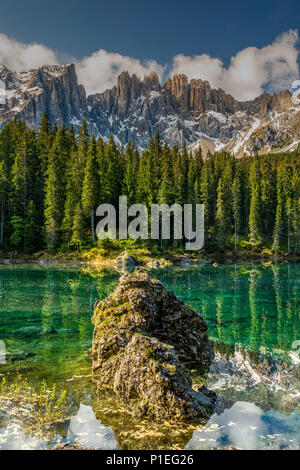 Il Lago di Carezza o Karersee lago con Latemar gruppo di montagna alle spalle, Nova Levante - Welschnofen, Trentino Alto Adige - Alto Adige, Italia Foto Stock