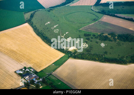 Il Badge Fovant e Chiselbury Iron Age Fort, Wiltshire, Inghilterra, Regno Unito, visto dal di sopra in una mongolfiera Foto Stock