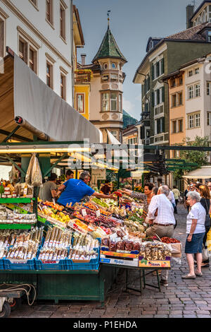 Piazza delle Erbe o Obstplatz square, Bolzano, Trentino Alto Adige - Alto Adige, Italia Foto Stock