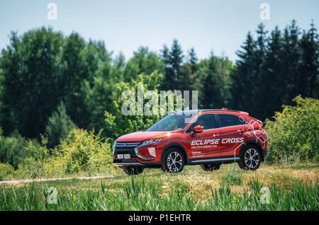 Kosava, Bielorussia - Giugno 7, 2017: Nuova 2018 Mitsubishi Eclipse Croce nel verde della foresta Foto Stock