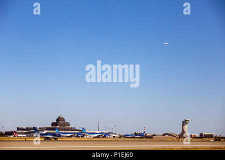 Baku. Azerbaigian. 19 maggio 2018: Spotting organizzato da Azerbaigian Airlines in onore dell'ottantesimo anniversario dell'Azerbaigian Aviazione Civile Foto Stock