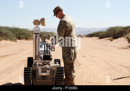 FORT BLISS, Texas - Spc. Colby J. McAdams, 734th Ordnance Company, Fort Bliss, Texas, prepara il andros FX per la missione prima che i vigili del comando di modernizzazione dell'esercito di combattimento o di valutazione dell'AWA 17.1 ott. 14 a Fort Bliss, Texas. L'AWA esercizio è valutazioni che sviluppano soluzioni intermedie per il combattimento esercito sfide e si concentrerà su esplorare nuove idee; non solo per la tecnologia, ma anche sulle tattiche e concetti come bene. (Foto di Staff Sgt. Cashmere Jefferson, 7 Mobile degli affari pubblici distacco) Foto Stock