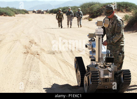 FORT BLISS, Texas - Spc. Colby J. McAdams, 734th Ordnance Company, Fort Bliss, Texas, preparare il andros FX per la missione prima che i vigili del comando di modernizzazione dell'esercito di combattimento o di valutazione dell'AWA 17.1 ott. 14 a Fort Bliss, Texas. L'AWA esercizio è valutazioni che sviluppano soluzioni intermedie per il combattimento esercito sfide e si concentrerà su esplorare nuove idee; non solo per la tecnologia, ma anche sulle tattiche e concetti come bene. (Foto di Staff Sgt. Cashmere Jefferson, 7 Mobile degli affari pubblici distacco) Foto Stock