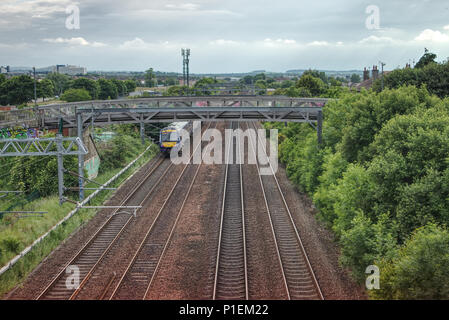 Edimburgo, Scozia / Regno Unito - 11 Giugno 2018: una fotografia di un Turbostar Scotrail Classe 170 in viaggio verso la stazione di Glasgow Queen Street. Foto Stock