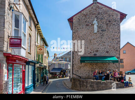 Cafe e negozi nel centro città, Hay-on-Wye, Powys, Wales, Regno Unito Foto Stock