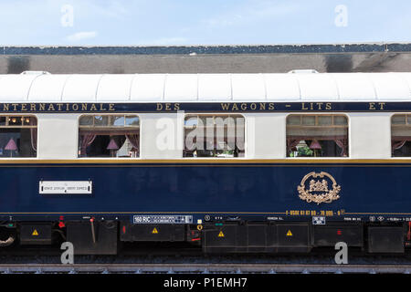 Venezia Simplon Orient Express treno di lusso a Venezia Santa Lucia stazione, Venezia, Veneto, Italia, Sleeping Car con insegne sul carrello, carro Foto Stock