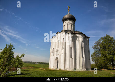 Antica Chiesa di intercessione della Santa Vergine sul fiume Nerl in giornata soleggiata, Bogolyubovo, Russia. Foto Stock