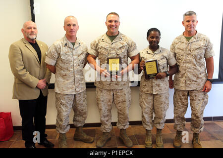 Essay vincitori Sgt. Concessione Kollinger e Cpl. Jackie Madhava visualizzare la loro le placche mentre posa con Lt. Gen. Craparotta Lewis, comandante generale, i Marine Expeditionary Force (a destra), Sgt. Il Mag. Frank puleggia (sinistra) e Sgt. Principali Kasal Bradley, durante un pranzo per il "a proteggere ciò che hai guadagnato" essay contest al Marine Corps base Camp Pendleton, California, il 14 ottobre 2016. Madhava ricevuto per primo e Kollinger ha ricevuto il terzo posto di più di 40 partecipanti. (U.S. Marine Corps foto di PFC. Gabino Perez) Foto Stock