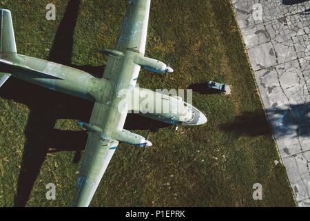 Al di sopra del drone vista elica onmilitary velivoli da trasporto. Campo di aviazione militare Foto Stock