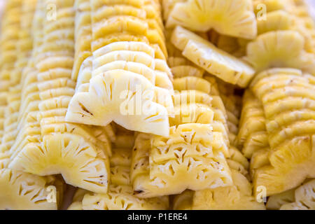 Splendidamente ripiegata di ananas fresco a pezzi closeup,concetto di sana alimentazione Foto Stock